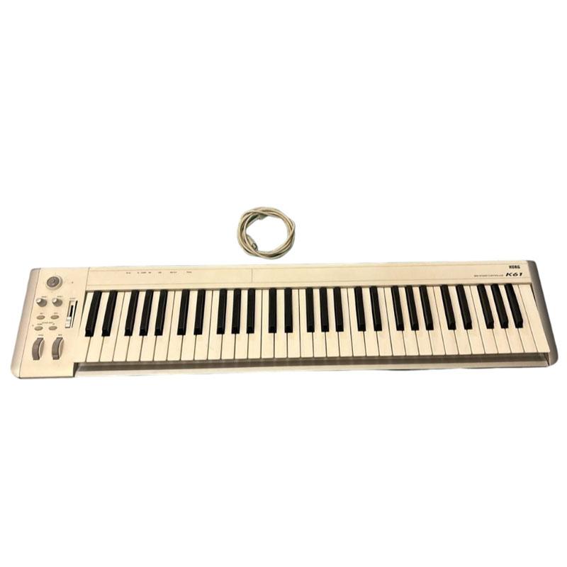Tastiera MIDI Korg K61 con 61 tasti e cavo USB arrotolato.