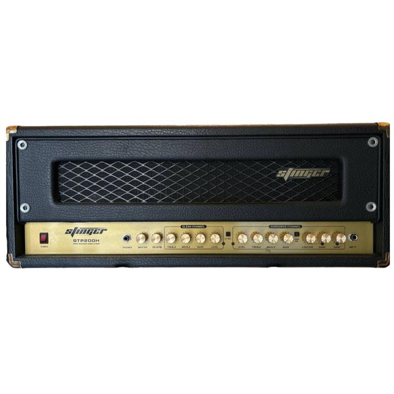 Testata per chitarra Stinger STP 200H con 200 Watt RMS di potenza, vista frontale che mostra i controlli dei canali clean e overdrive.