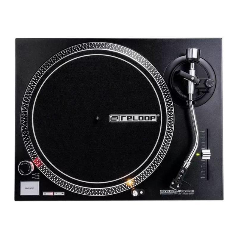 Vista superiore del giradischi RELOOP RP-2000 USB MK2 con il logo Reloop e i controlli principali.