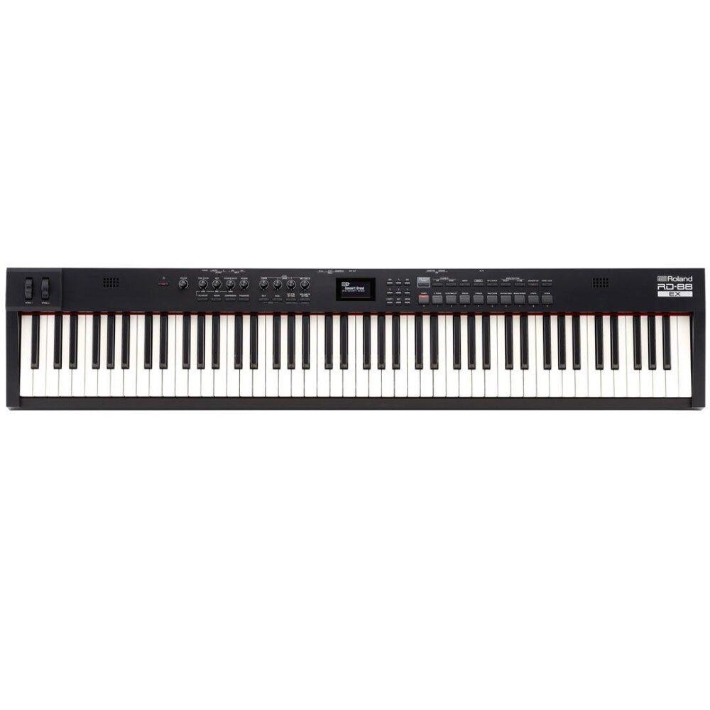 Tastiera digitale Roland RD-88 EX con tasti bianchi e neri e pannello di controllo nero, visto frontalmente.