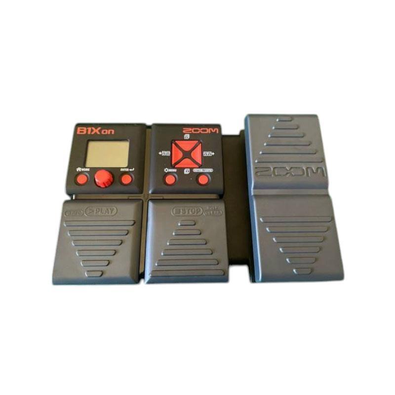 Zoom B1Xon Multi-Effetto per basso, con design compatto e controlli semplici.