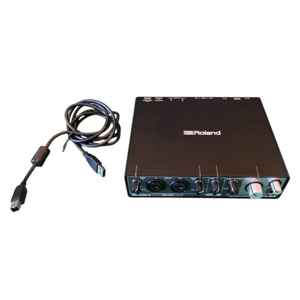 Interfaccia audio Roland Rubix 24 con cavo USB incluso, design compatto e connessioni frontali per microfono e strumenti.
