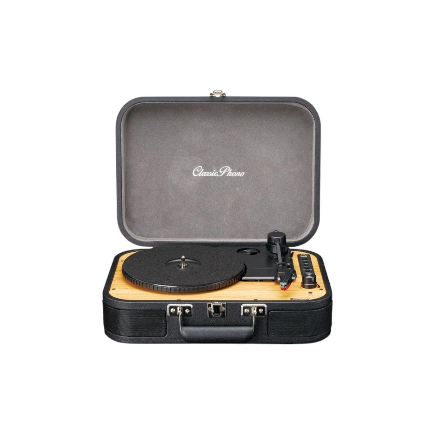 Giradischi portatile Classic Phono in stile valigetta, con finitura in legno e rivestimento in similpelle nera.