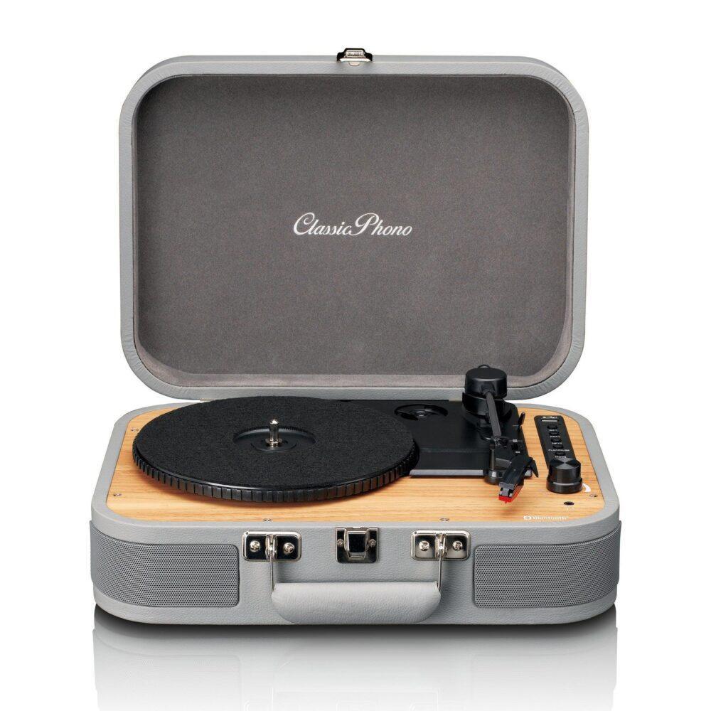 Giradischi portatile Classic Phono a valigetta, con finitura in legno, rivestimento in similpelle grigia e altoparlanti integrati.