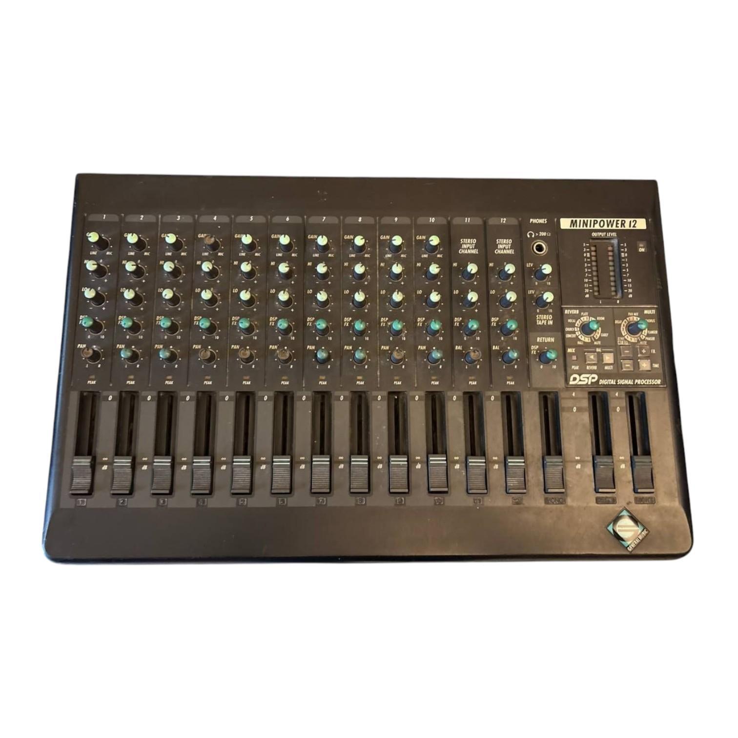 Mixer analogico Generalmusic Minipower 12 con 12 canali, controlli rotativi e fader.
