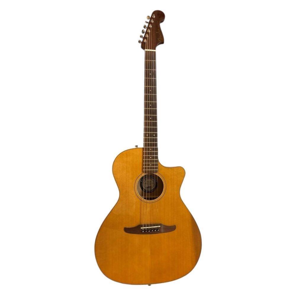 Chitarra acustica Fender Newporter con corpo in legno naturale e spalla mancante.