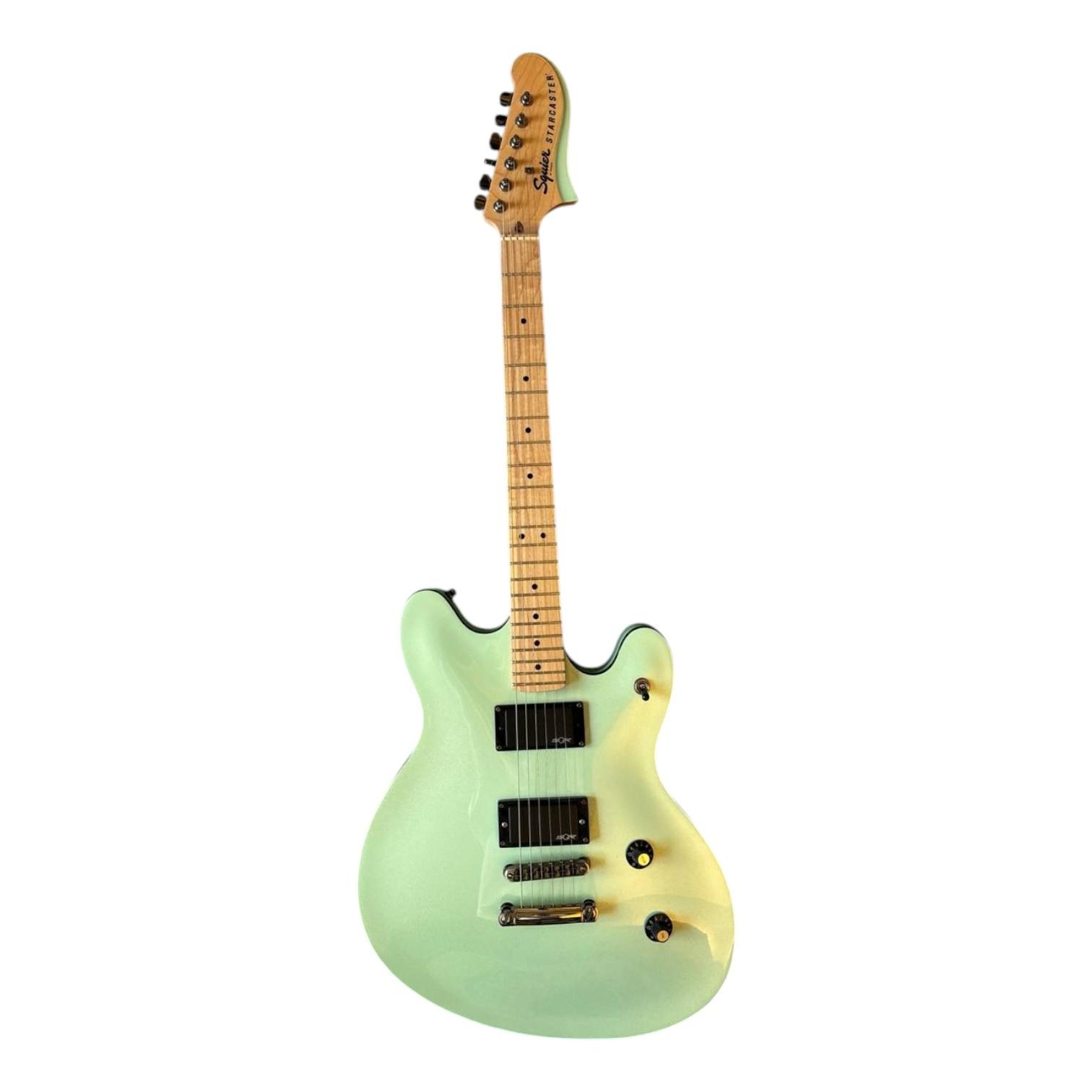 Chitarra elettrica Squier Starcaster con corpo semi-hollow verde menta e tastiera in acero.