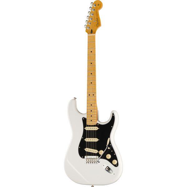 Chitarra elettrica Fender Stratocaster bianca con tastiera in acero e pickguard nero, vista frontale completa