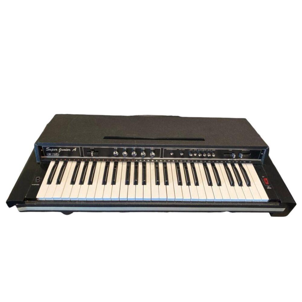 Tastiera vintage Eko Super Junior A vista frontale, con controlli e tasti in evidenza.