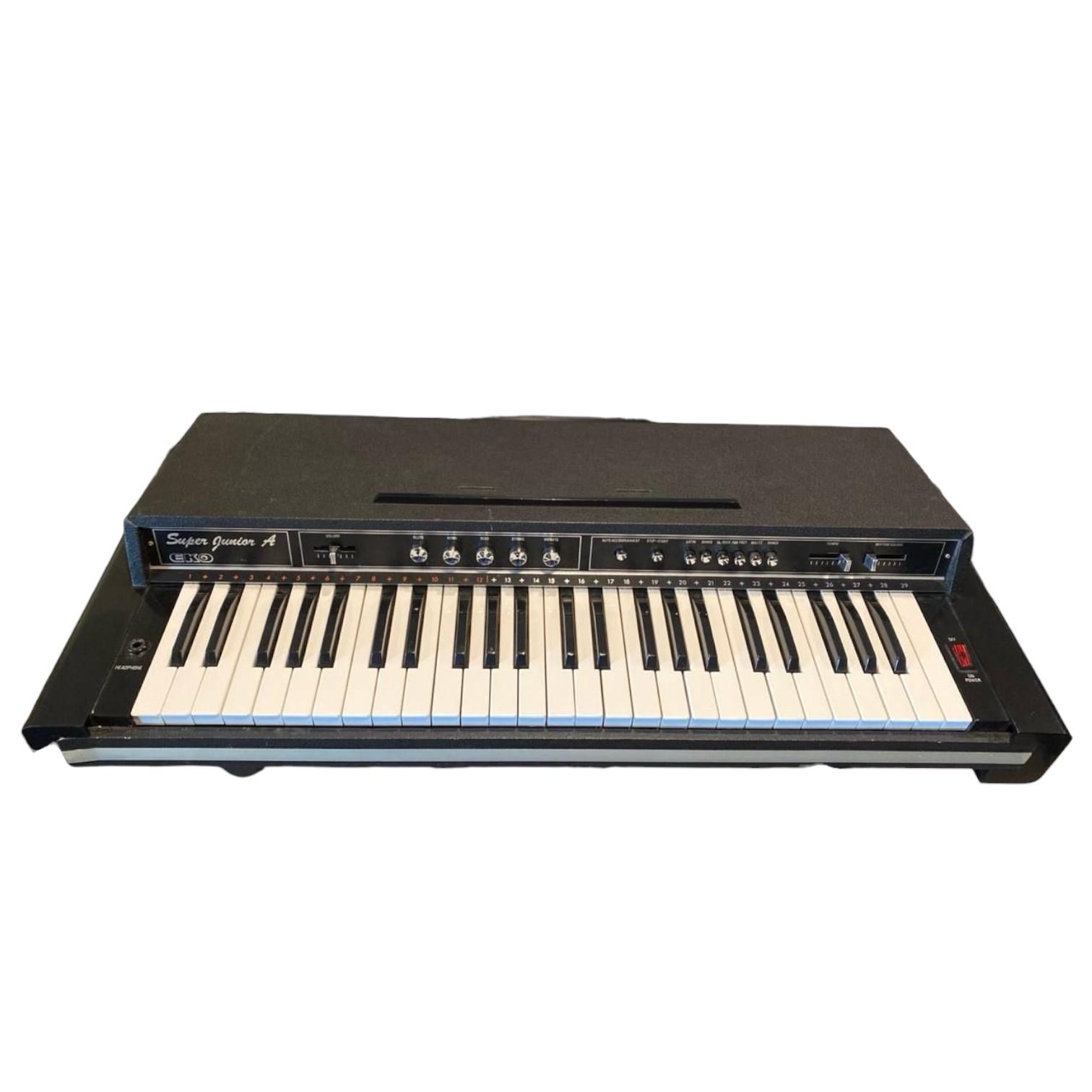 Tastiera vintage Eko Super Junior A vista frontale, con controlli e tasti in evidenza.