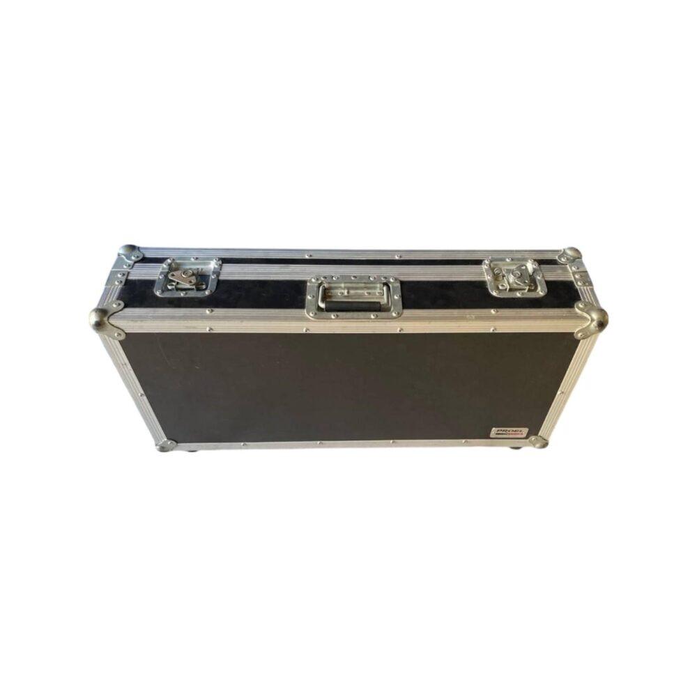 Flight case professionale rigido nero con profili in alluminio e maniglia centrale