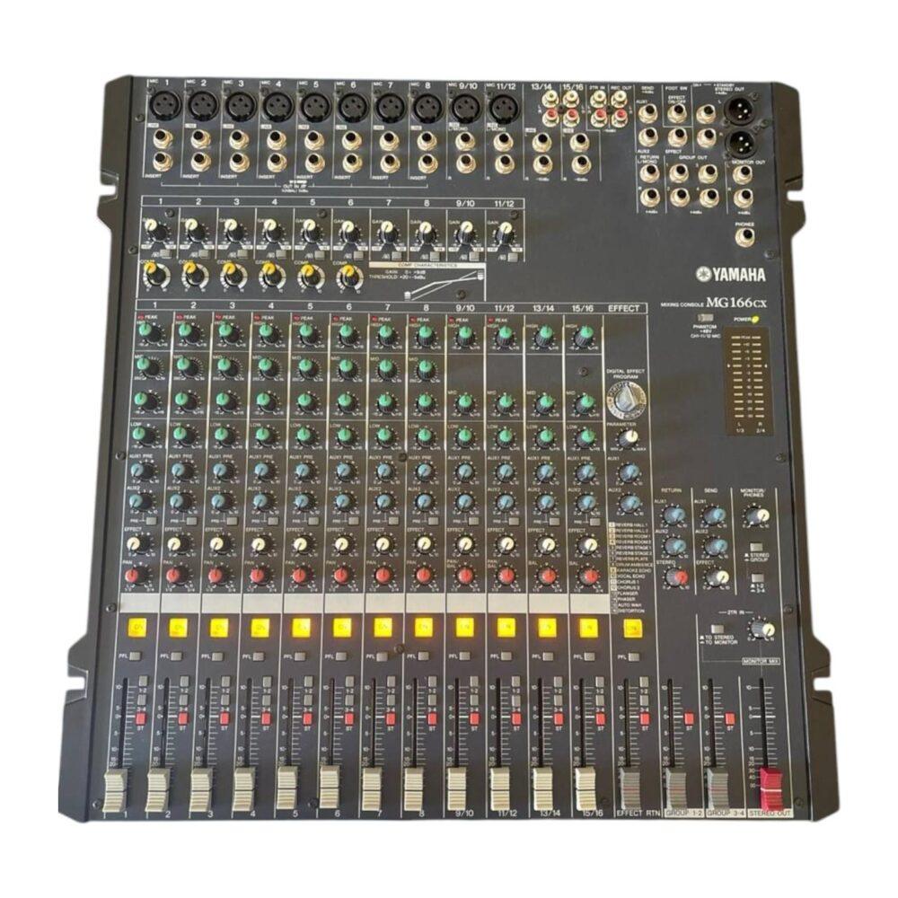 Mixer Yamaha MG166CX a 16 canali con effetti digitali integrati, vista dall'alto con controlli e connessioni input/output