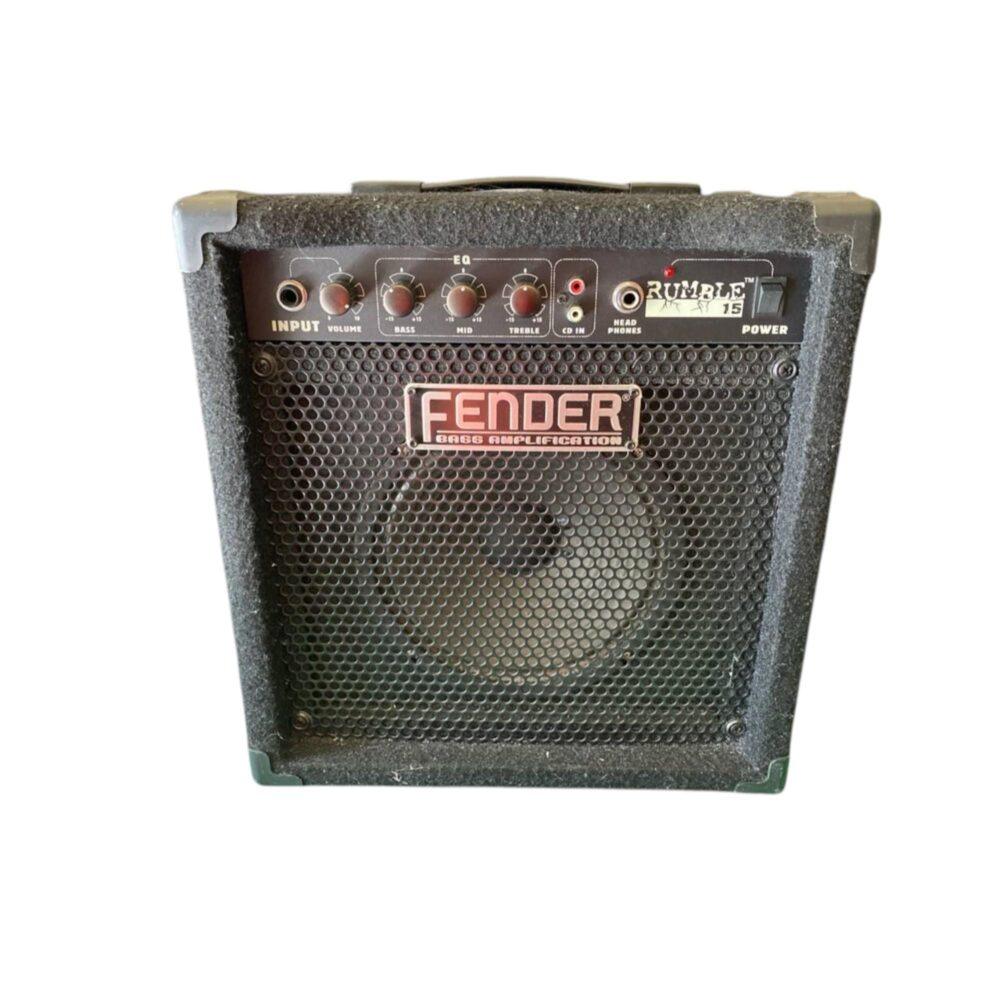 Amplificatore per basso elettrico Fender Rumble 15 visto frontalmente con controlli di equalizzazione e logo centrale.