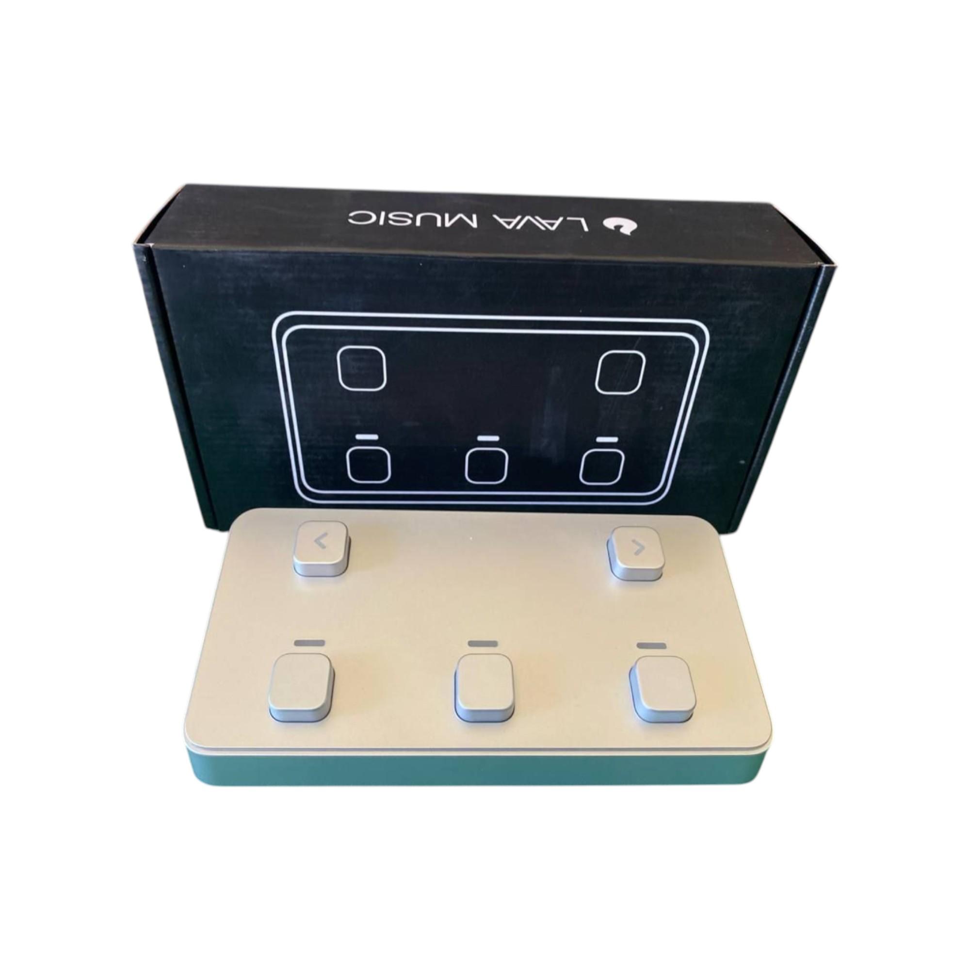 Pedaliera Lava Music con cinque pulsanti metallici, mostrata davanti alla scatola originale nera.