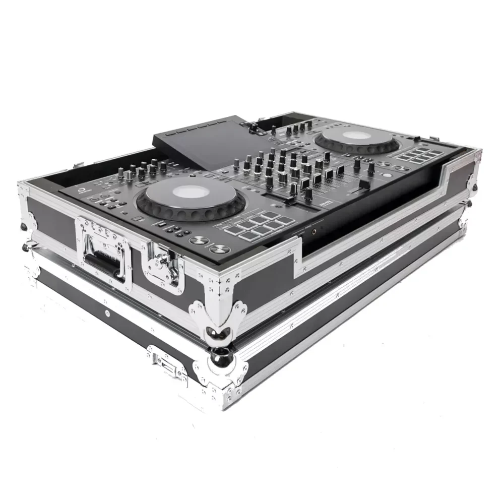 Flight case Magma aperto con controller DJ Pioneer XDJ-XZ montato all’interno.