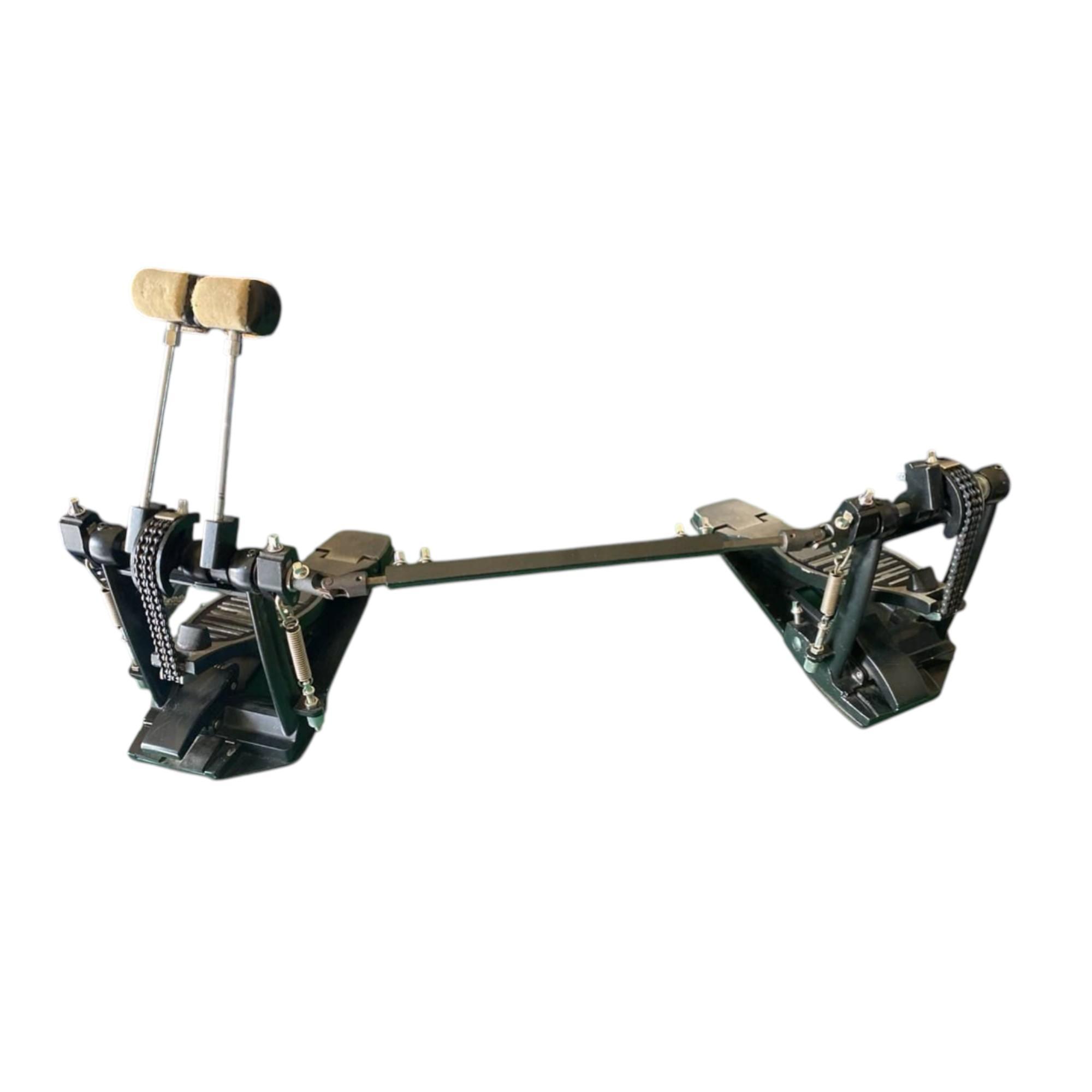 Doppio pedale per grancassa con trasmissione a catena e battenti in feltro.