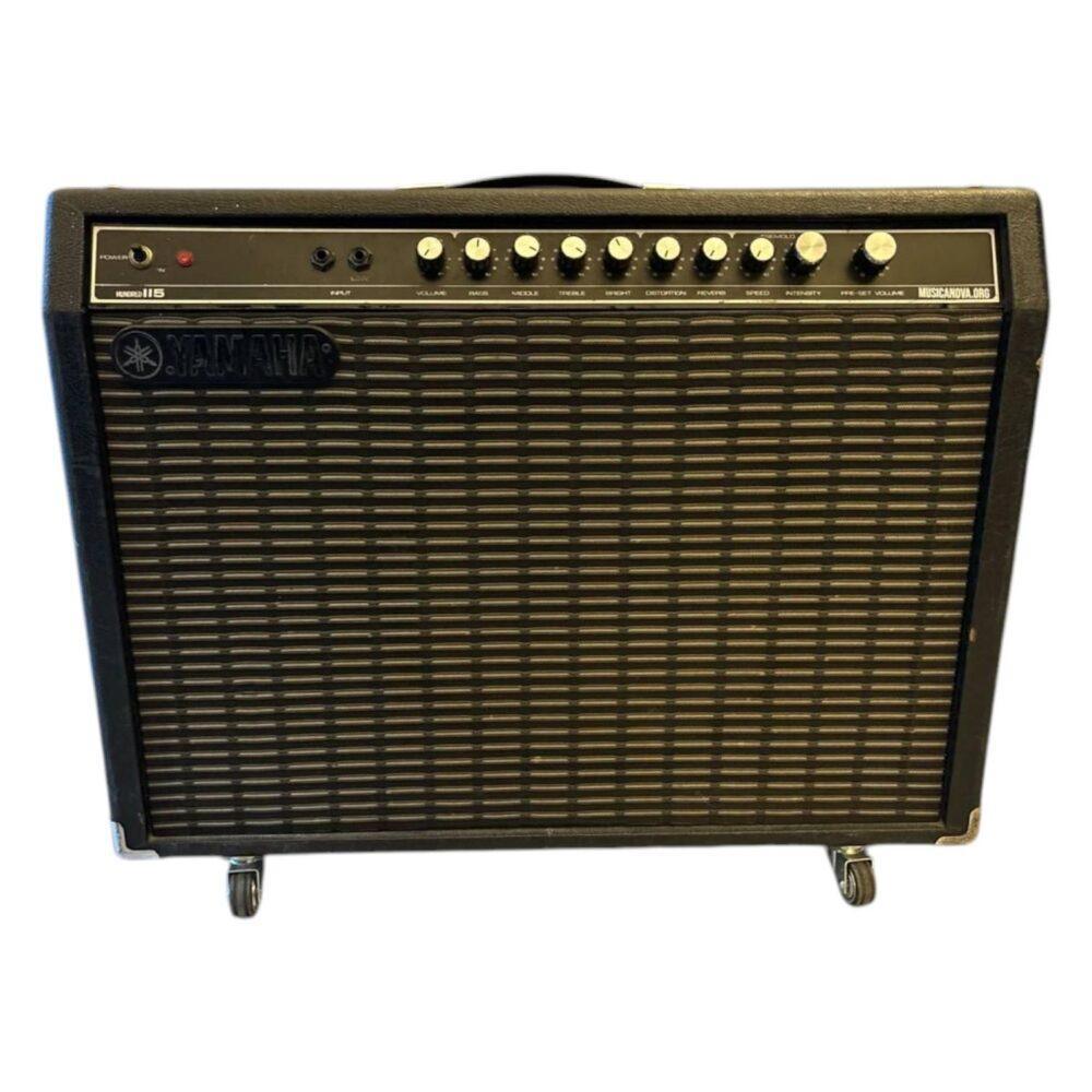 Amplificatore Yamaha G100 115 frontale con griglia classica e controlli superiori