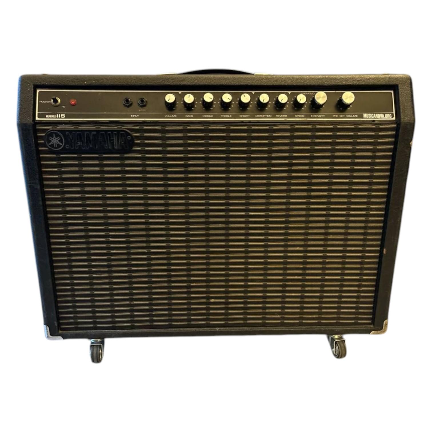 Amplificatore Yamaha G100 115 frontale con griglia classica e controlli superiori