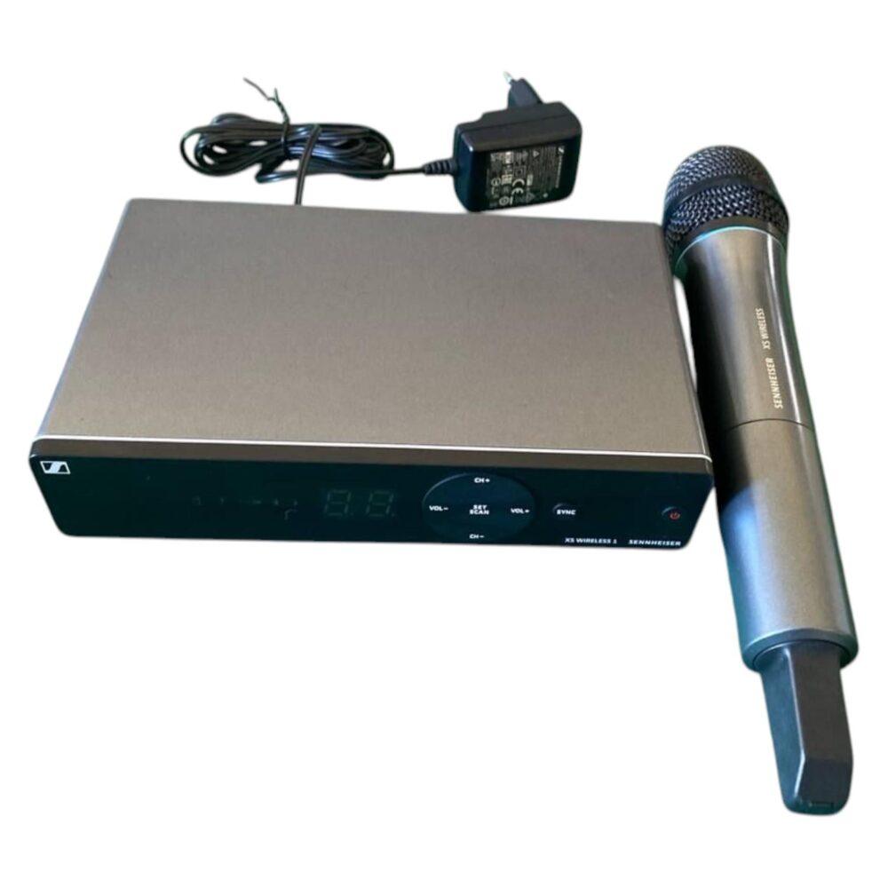 radiomicrofono Sennheiser XSW 1-825 con ricevitore e alimentatore inclusi.