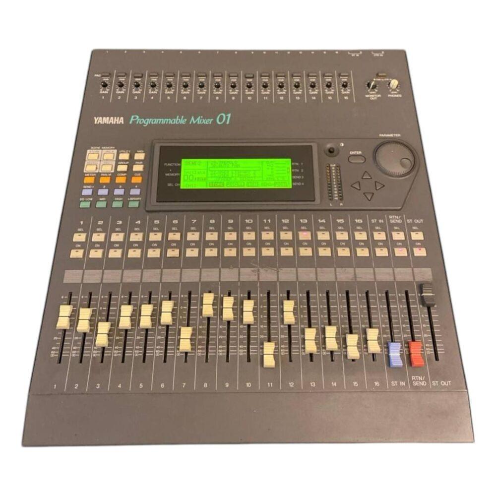 mixer digitale Yamaha 01 Programmable Mixer con display retroilluminato e fader motorizzati.
