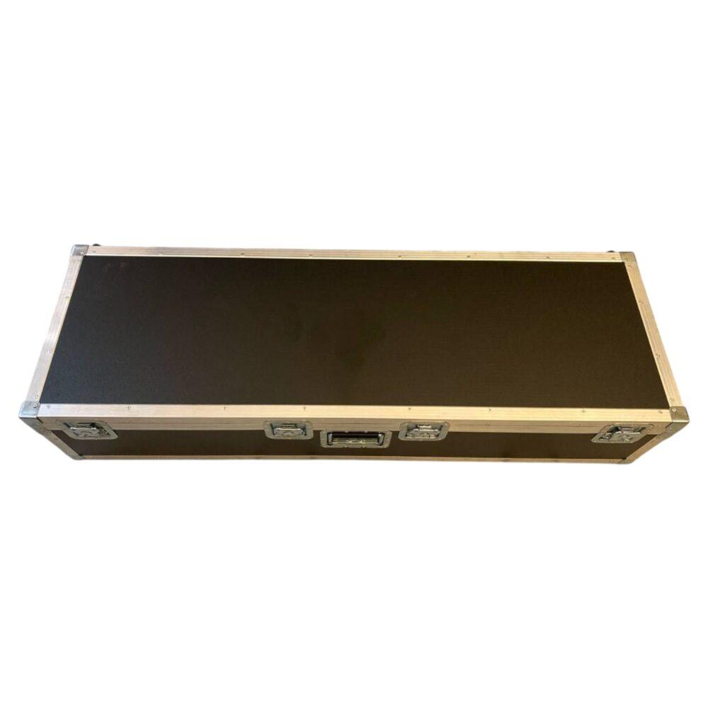 flight case rigido 130x40x19 cm con finitura nera e profili in alluminio rinforzato.