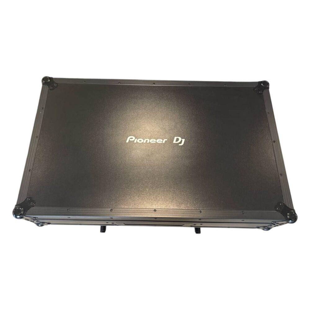 Flight case Pioneer DJ con logo sul coperchio, profili in alluminio e angolari rinforzati