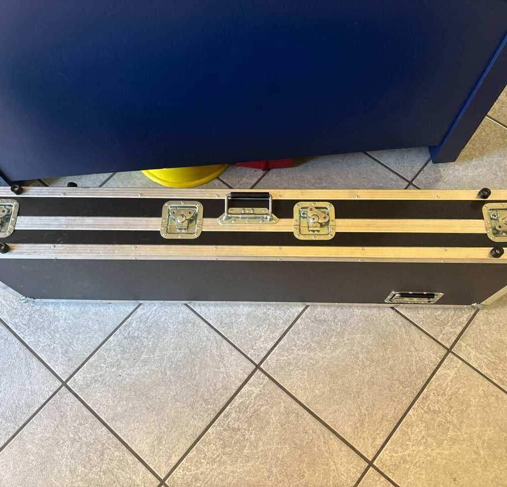 Flight case rigido per tastiera con profili in alluminio, maniglia e chiusure a farfalla