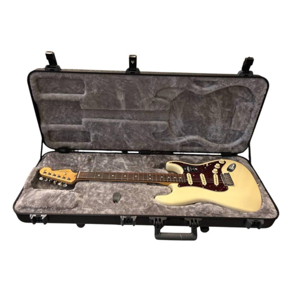 Fender Stratocaster in custodia rigida aperta con interno sagomato e imbottito