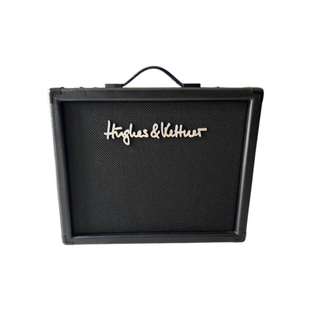 Amplificatore combo Hughes & Kettner con griglia frontale e logo, vista frontale