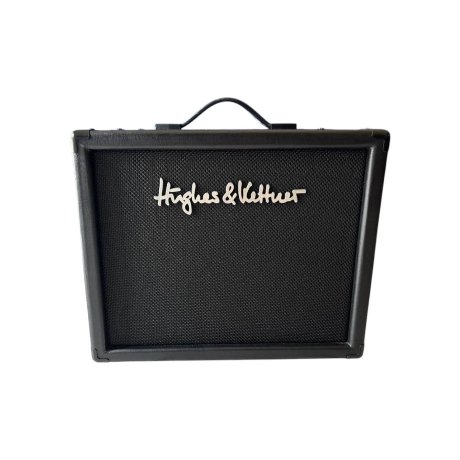 Amplificatore combo Hughes & Kettner con griglia frontale e logo, vista frontale