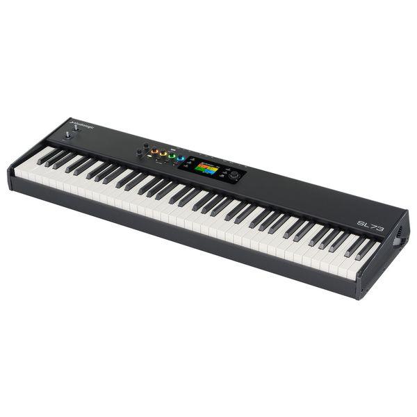 Tastiera master MIDI Studiologic SL73 a 73 tasti con display e controlli superiori, vista obliqua