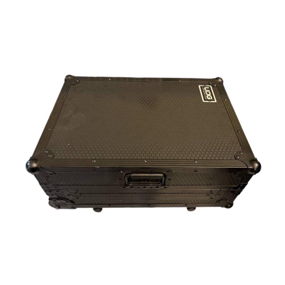 Flight case UDG rigido con maniglia frontale e angolari rinforzati, vista dall’alto