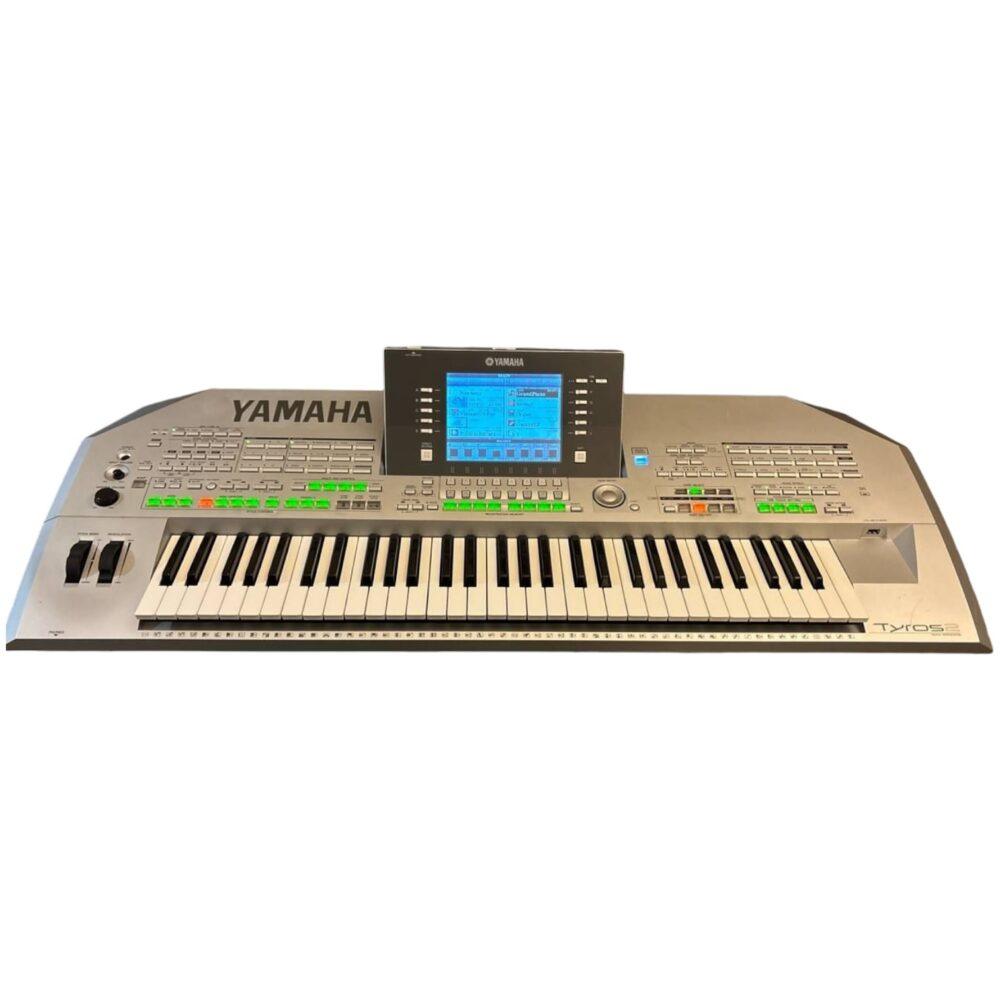 Tastiera arranger Yamaha Tyros2 con display centrale e pannello comandi, vista frontale con tasti