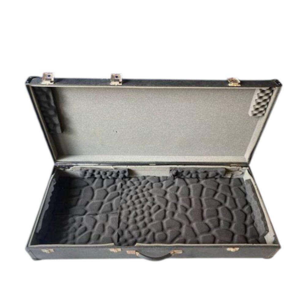 Valigia rigida aperta con interno imbottito in gommapiuma sagomata e maniglia frontale