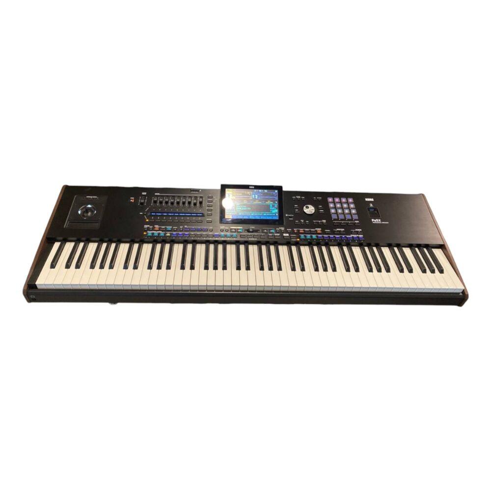Tastiera arranger Korg Pa5X con display touch, fader, pad e tastiera completa