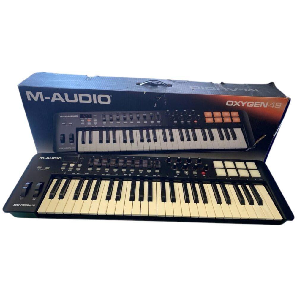Tastiera controller M-Audio Oxygen 49 con 49 tasti, pad, slider e confezione originale