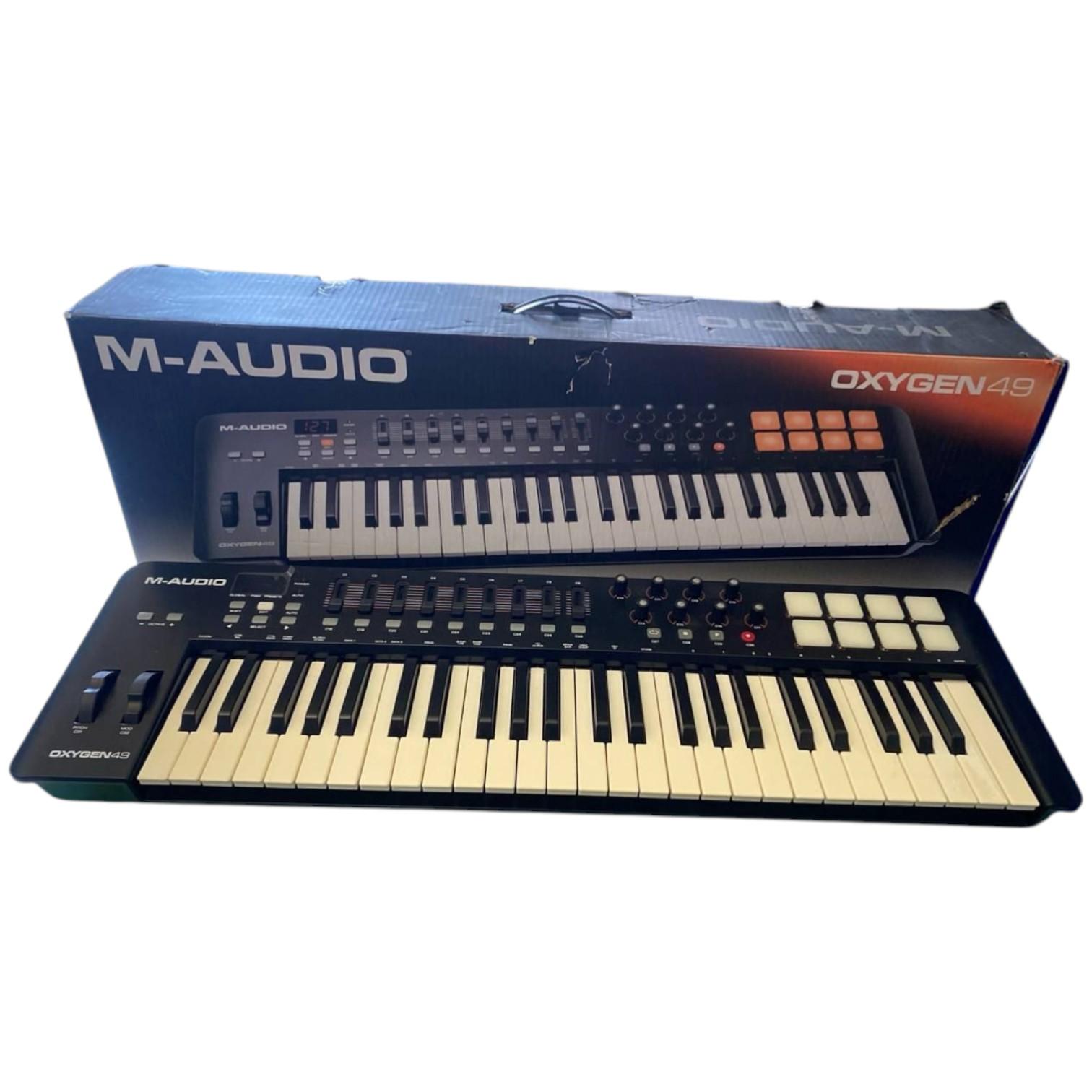 Tastiera controller M-Audio Oxygen 49 con 49 tasti, pad, slider e confezione originale