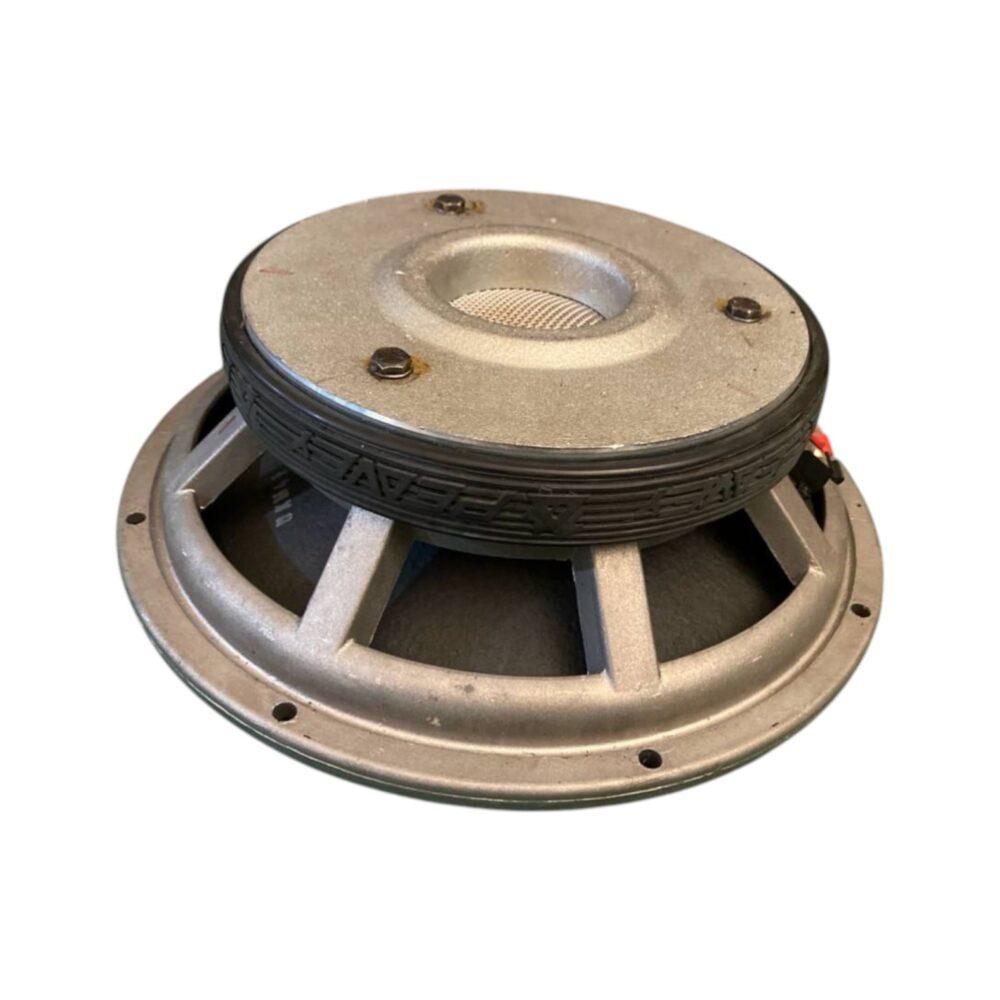 Woofer con magnete posteriore e cestello in metallo, vista inclinata