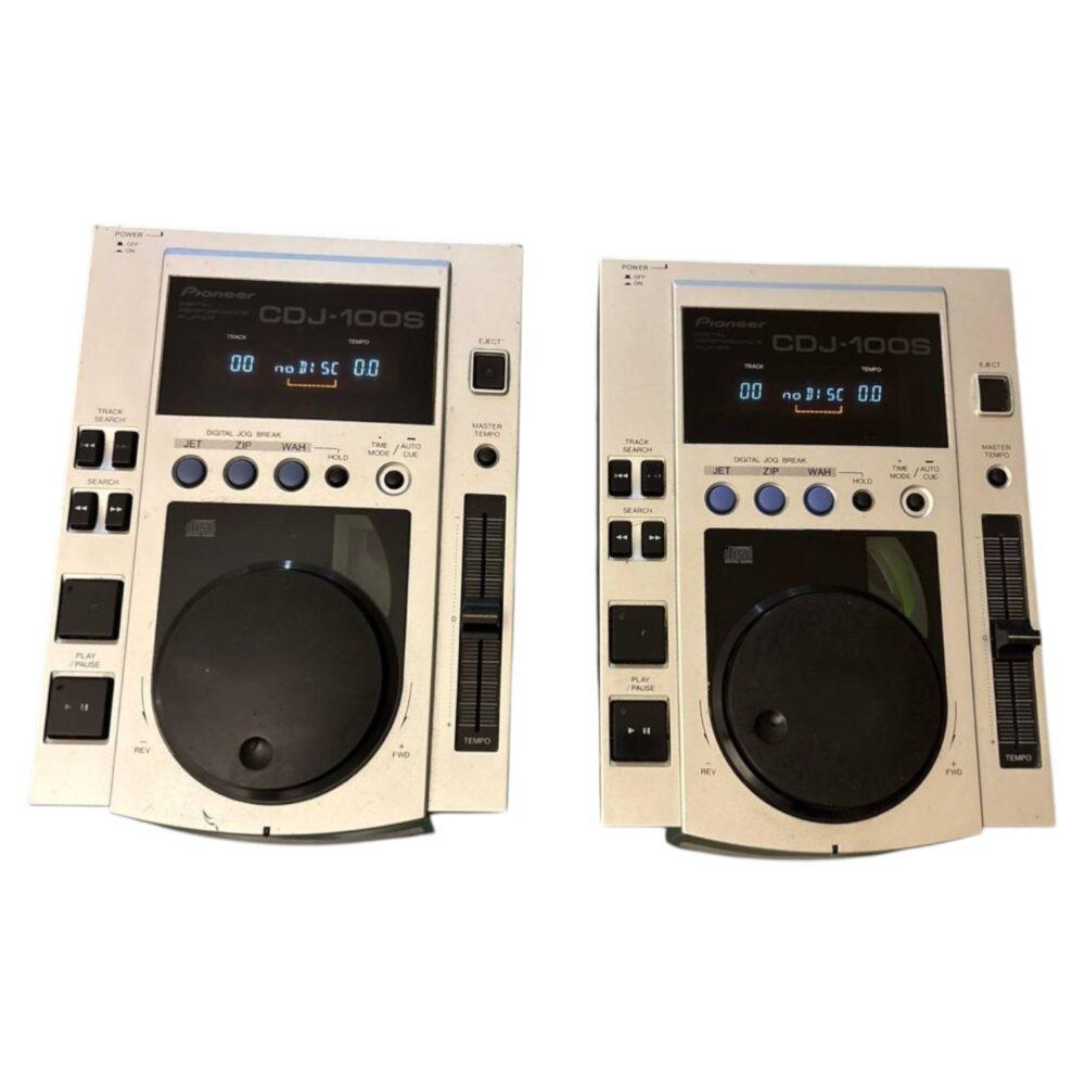 Coppia di lettori CD Pioneer CDJ-100S con jog wheel e display, vista frontale