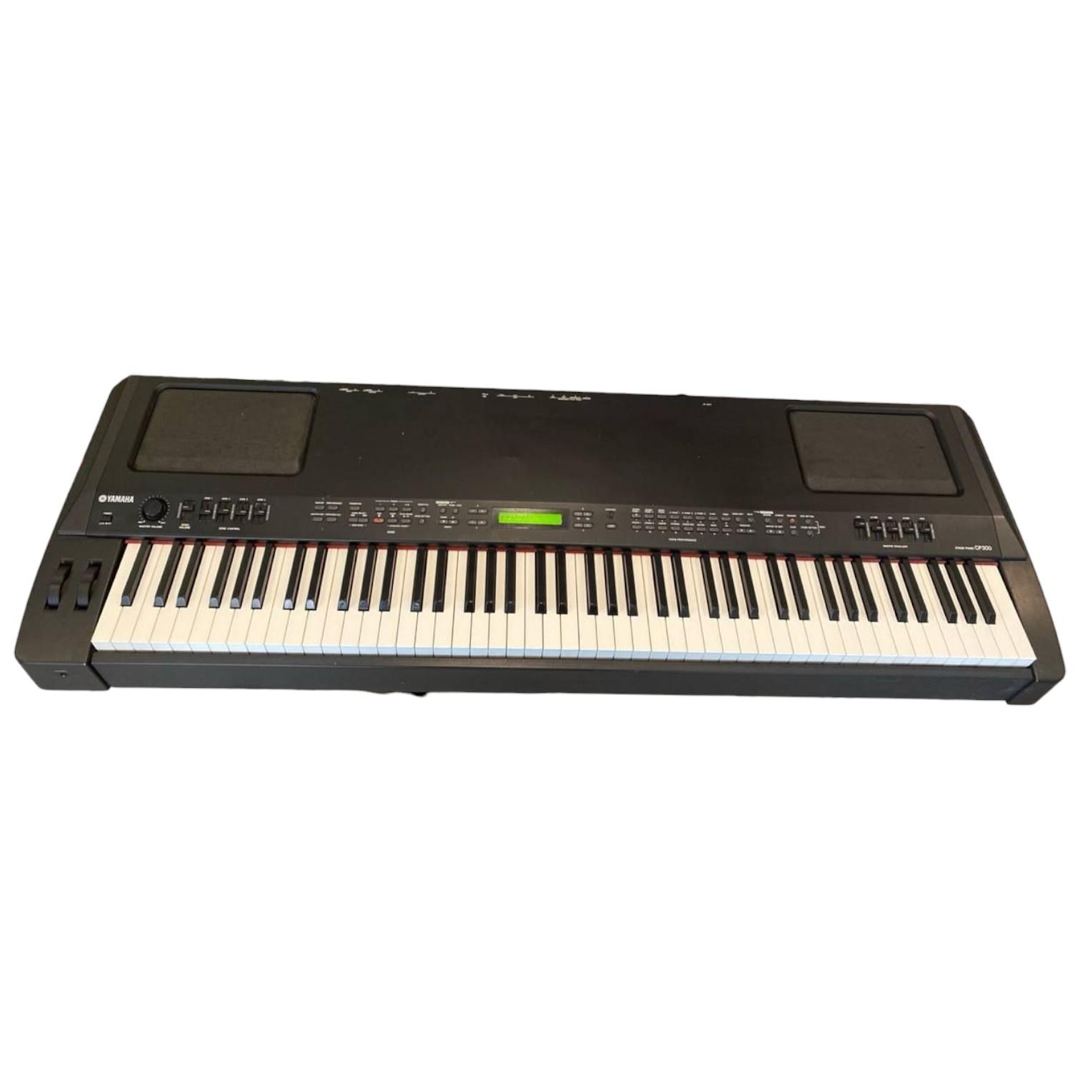 Pianoforte digitale Yamaha CP300 con tastiera completa, display centrale e speaker integrati