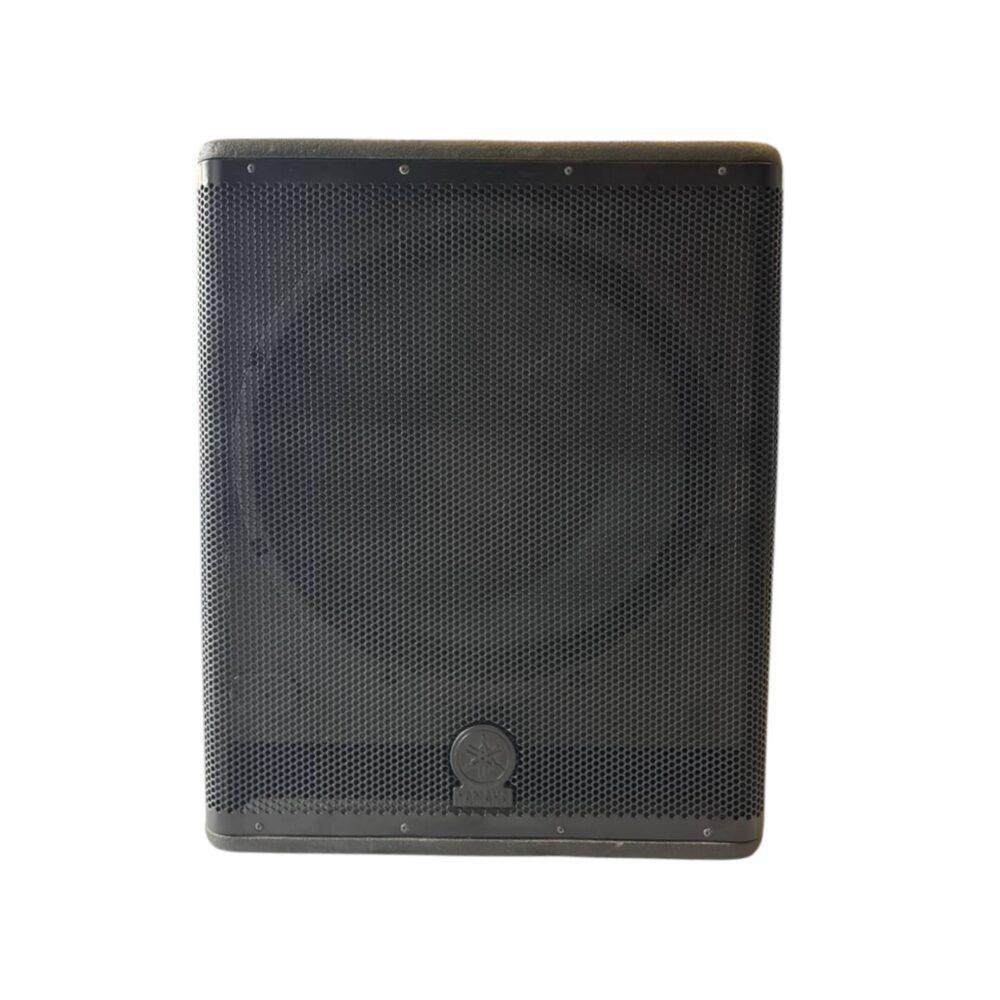 Subwoofer Yamaha attivo con griglia frontale in metallo e cabinet nero