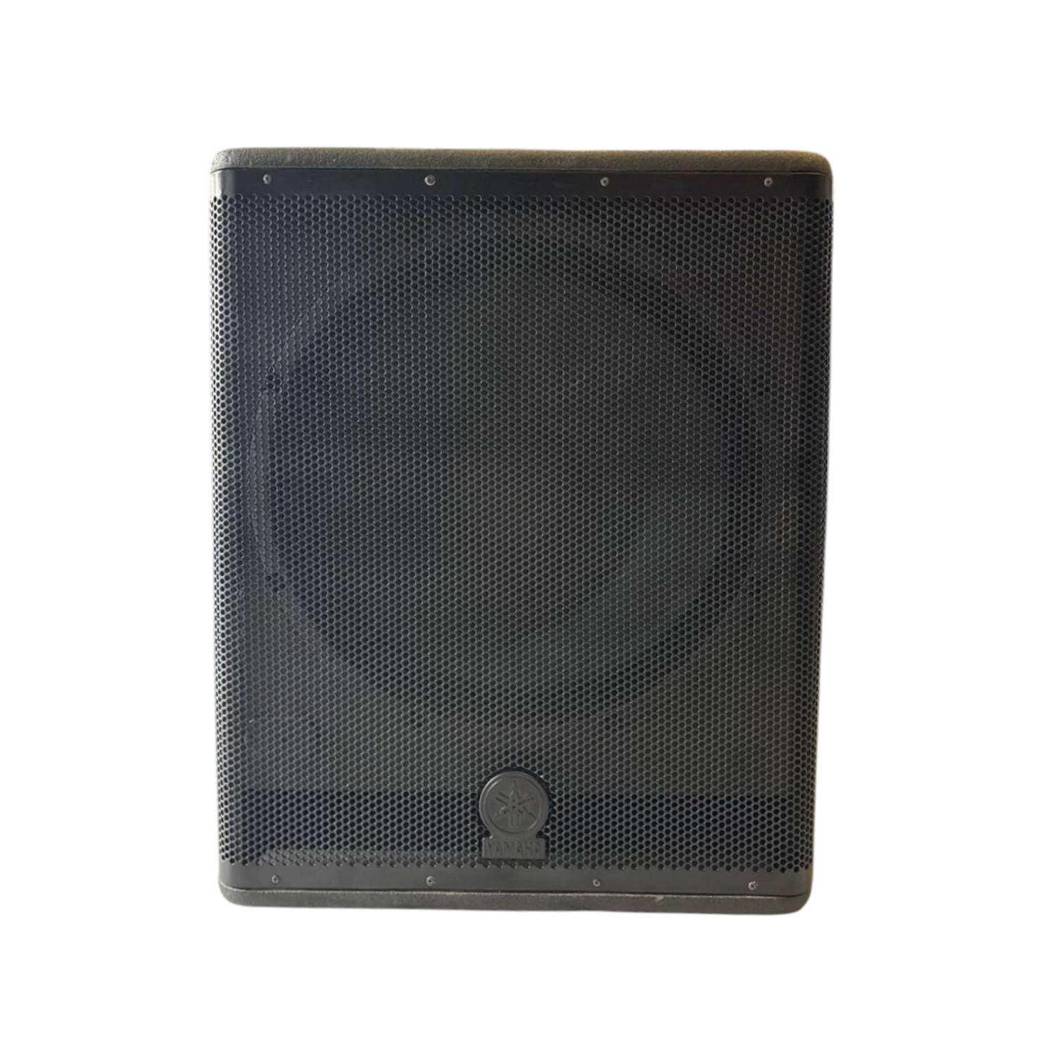 Subwoofer Yamaha attivo con griglia frontale in metallo e cabinet nero