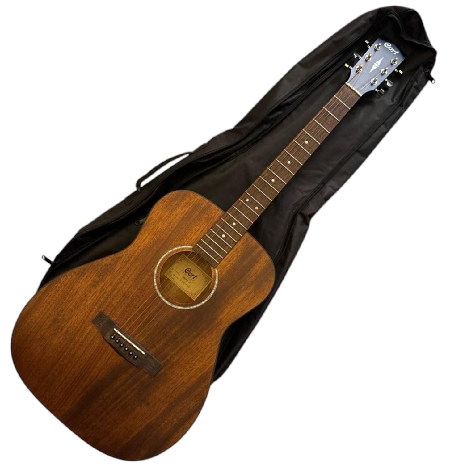 Chitarra acustica Cort con finitura naturale e custodia morbida nera