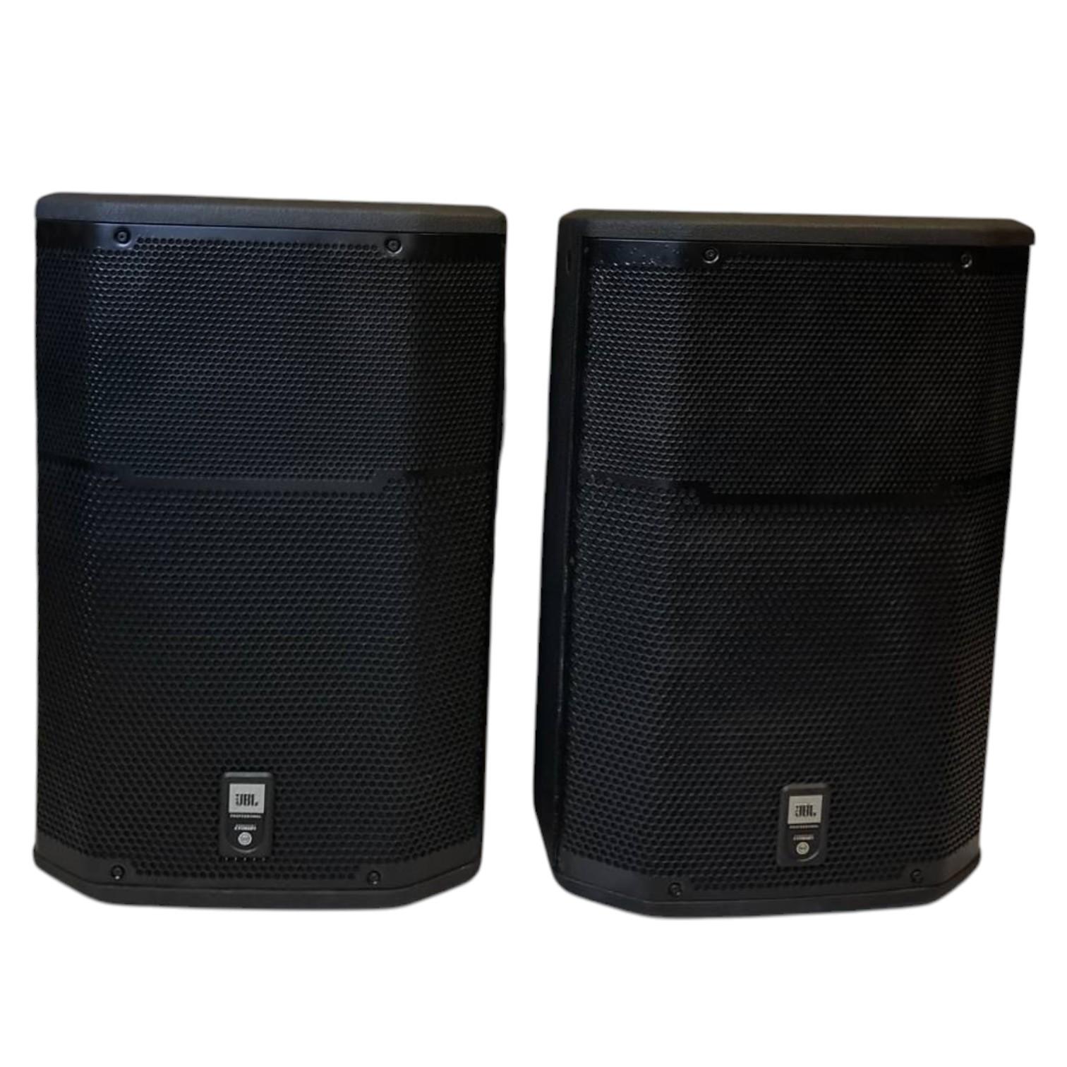 Coppia di diffusori JBL con griglia frontale e logo visibile