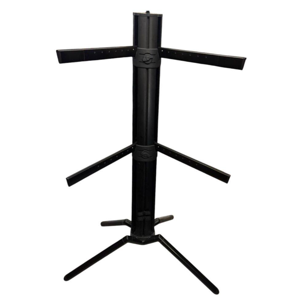 Supporto espositivo a colonna con quattro bracci regolabili e base a tre piedi