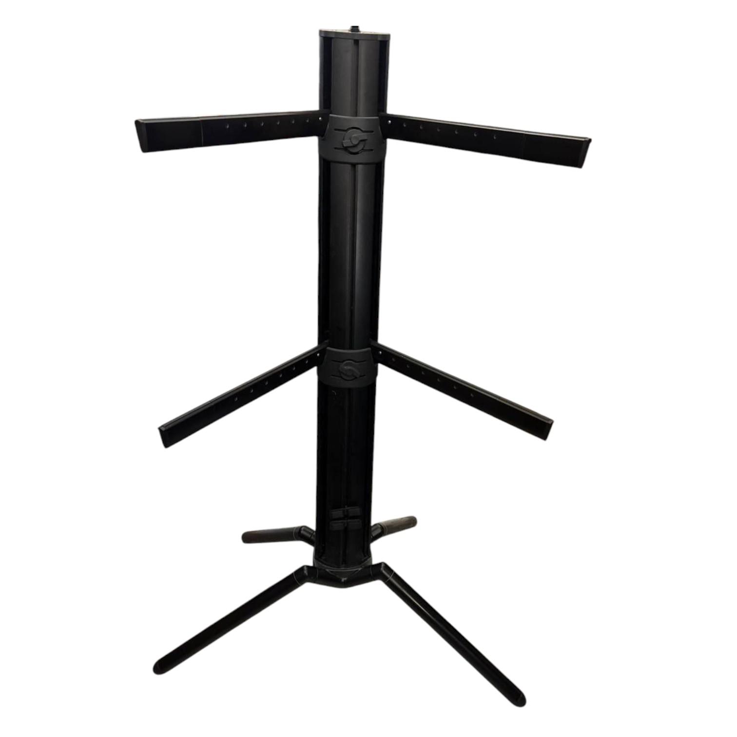 Supporto espositivo a colonna con quattro bracci regolabili e base a tre piedi