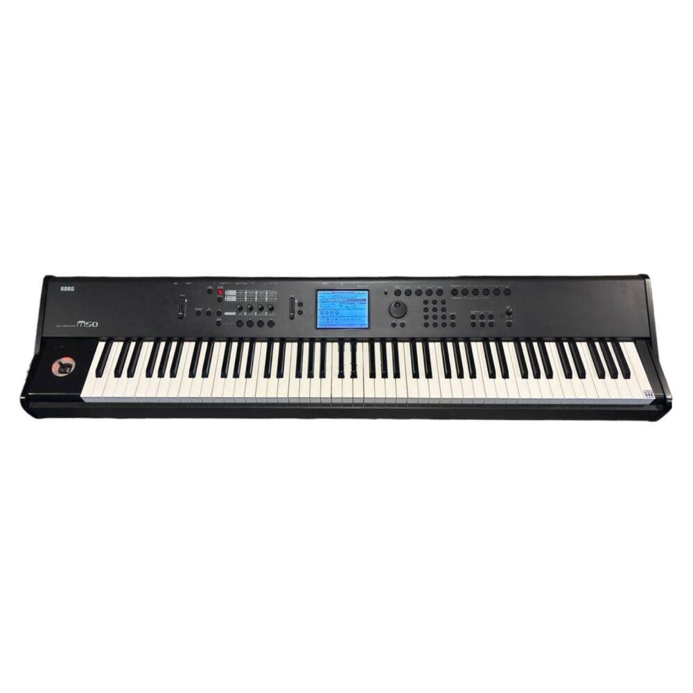 Korg M50 music workstation con tastiera, display e pannello comandi