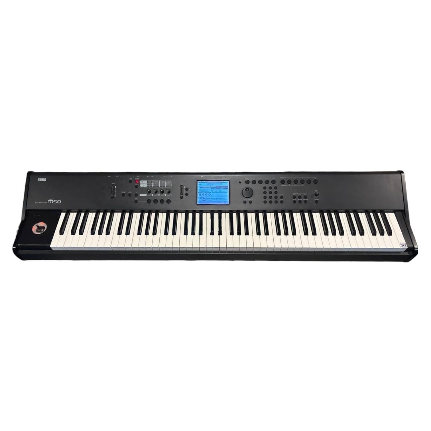 Korg M50 music workstation con tastiera, display e pannello comandi
