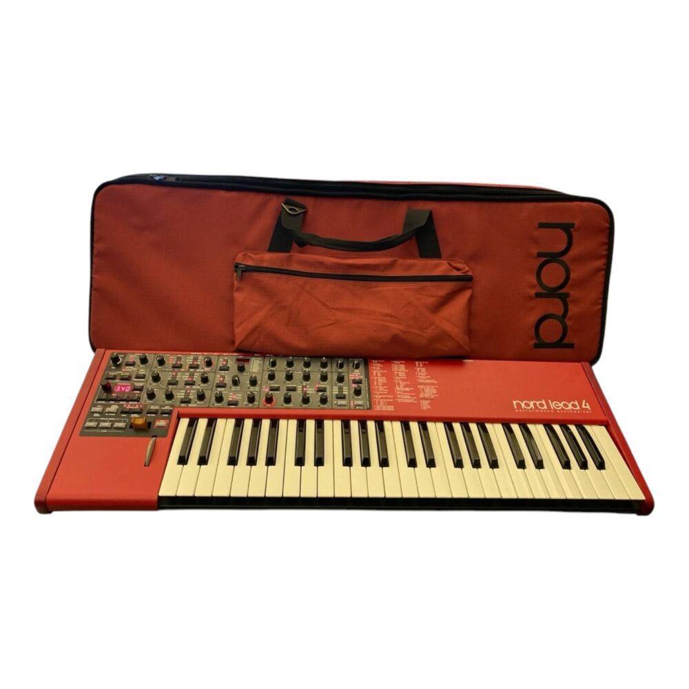 Nord Lead 4 con tastiera, pannello controlli e custodia morbida abbinata