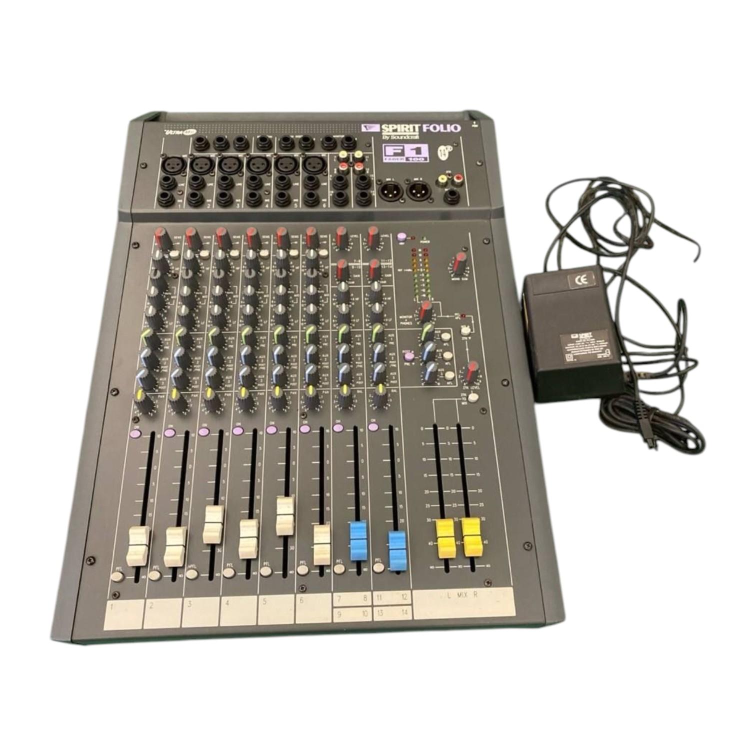 Mixer audio Soundcraft Spirit Folio F1 con fader, manopole, ingressi XLR e alimentatore esterno